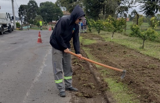 Mutirão de limpeza transforma ruas do bairro Frei Rogério