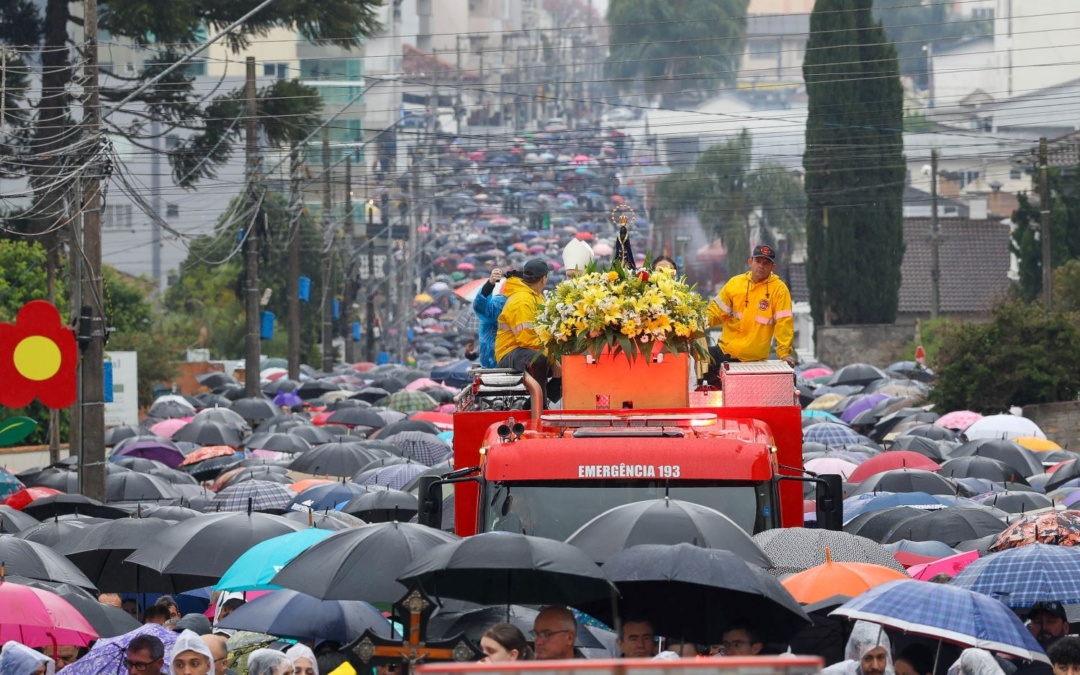 No Dia de Nossa Senhora Aparecida, governador participa da maior romaria religiosa de Santa Catarina
