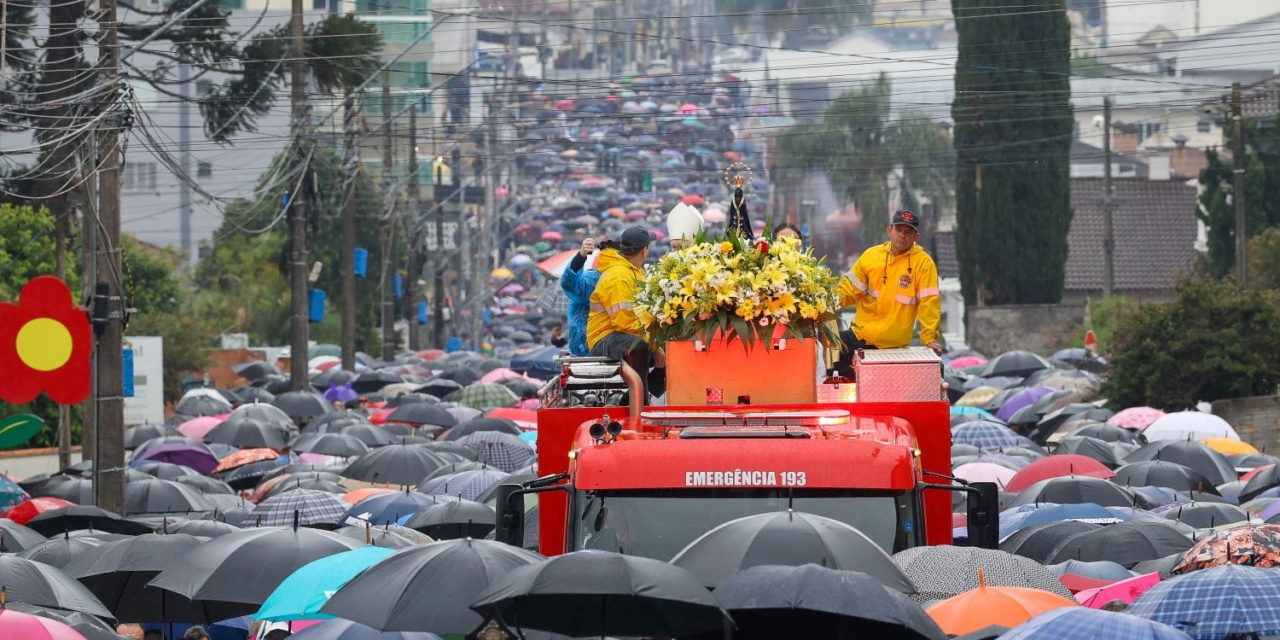 No Dia de Nossa Senhora Aparecida, governador participa da maior romaria religiosa de Santa Catarina