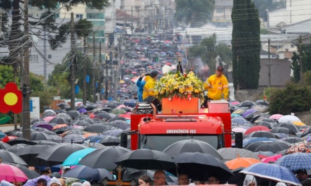No Dia de Nossa Senhora Aparecida, governador participa da maior romaria religiosa de Santa Catarina
