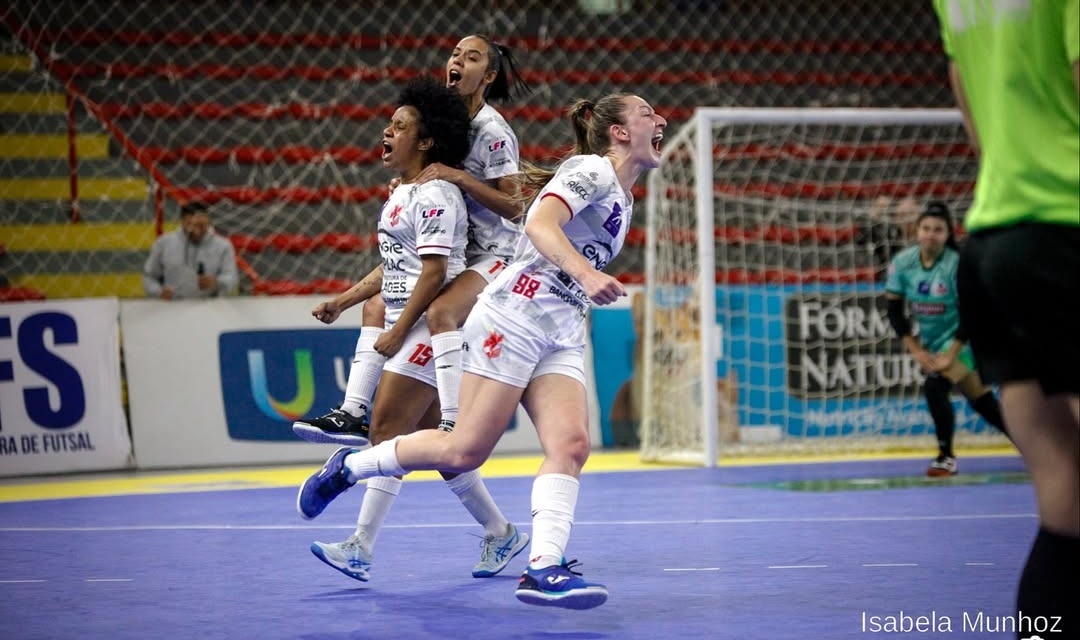 Leoas da Serra vence Taboão Magnus e abre vantagem na semifinal da Liga Feminina de Futsal