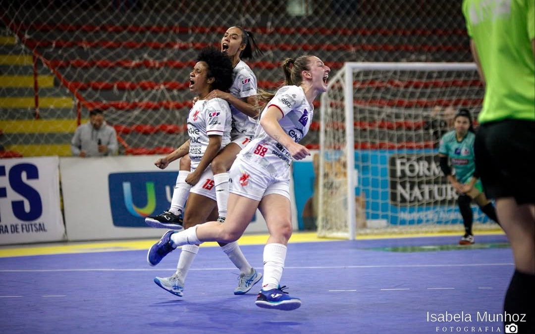 Leoas da Serra vence Taboão Magnus e abre vantagem na semifinal da Liga Feminina de Futsal