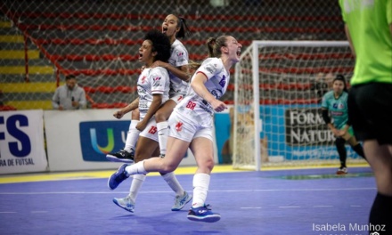 Leoas da Serra vence Taboão Magnus e abre vantagem na semifinal da Liga Feminina de Futsal