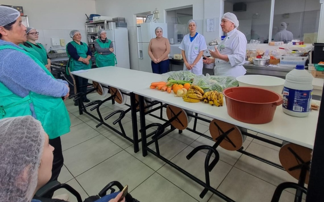 Oficina no Banco de Alimentos celebra o Dia Mundial da Alimentação com foco no aproveitamento integral e combate ao desperdício