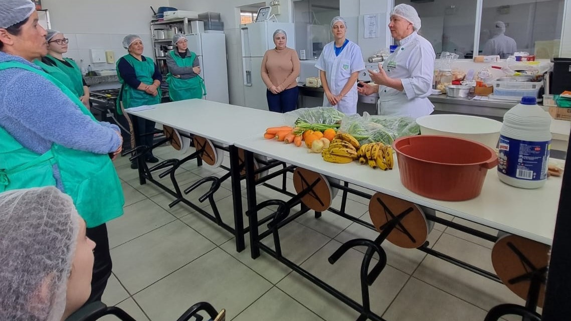 Oficina no Banco de Alimentos celebra o Dia Mundial da Alimentação com foco no aproveitamento integral e combate ao desperdício