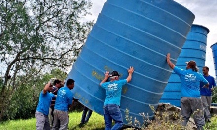 Semasa instala mais um reservatório com capacidade para 20 mil litros de água na localidade de Salto Caveiras