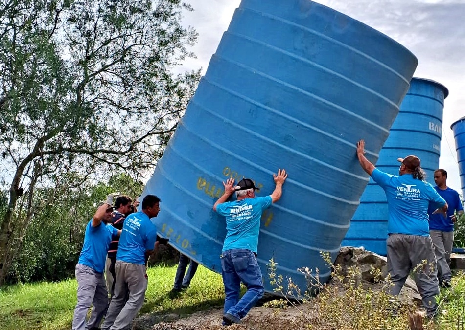 Semasa instala mais um reservatório com capacidade para 20 mil litros de água na localidade de Salto Caveiras