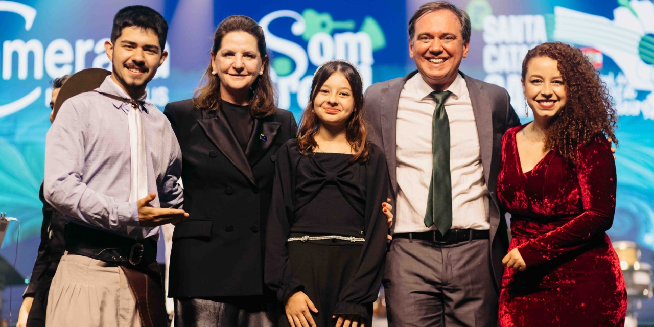 Talentos da música encantam público em um Teatro Marajoara lotado na semifinal do Festival Santa Catarina Canta