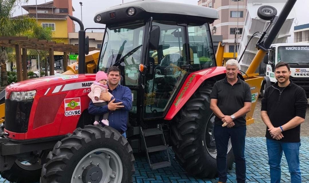 Otacílio Costa recebe novo trator agrícola para reforçar ações no campo