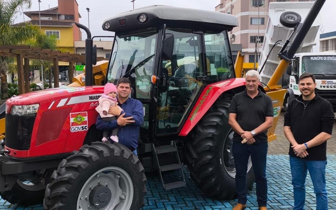 Otacílio Costa recebe novo trator agrícola para reforçar ações no campo
