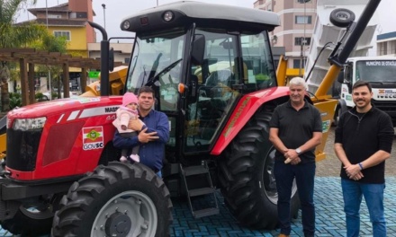 Otacílio Costa recebe novo trator agrícola para reforçar ações no campo