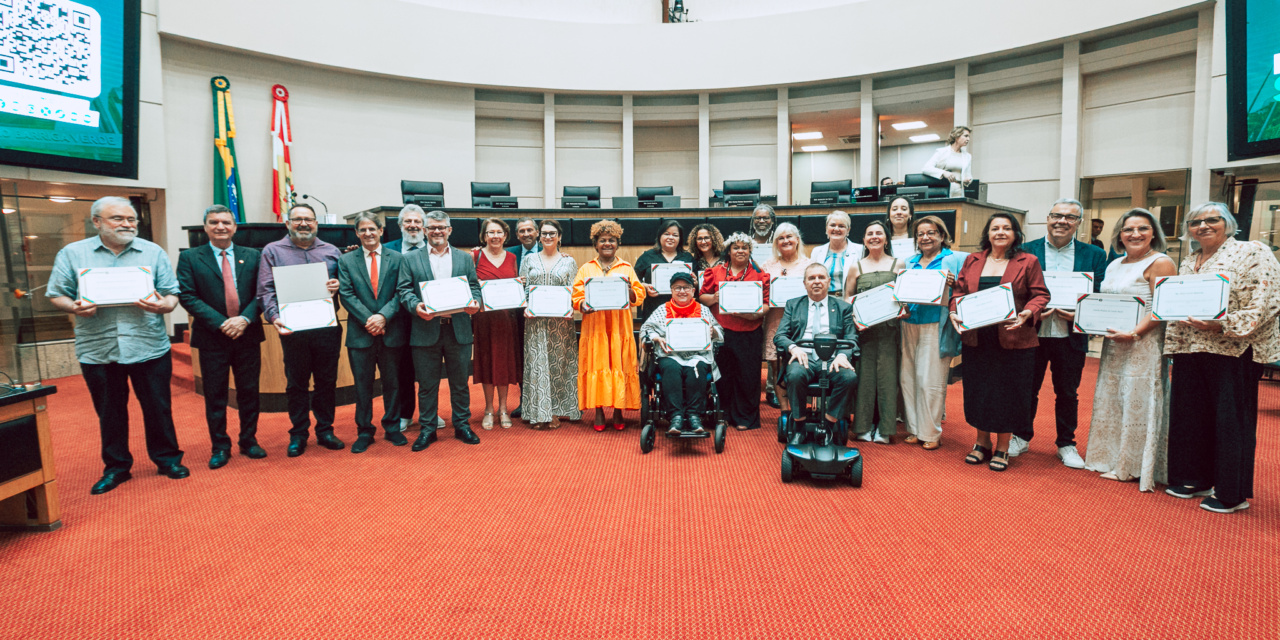 Professores recebem homenagem da Assembleia Legislativa