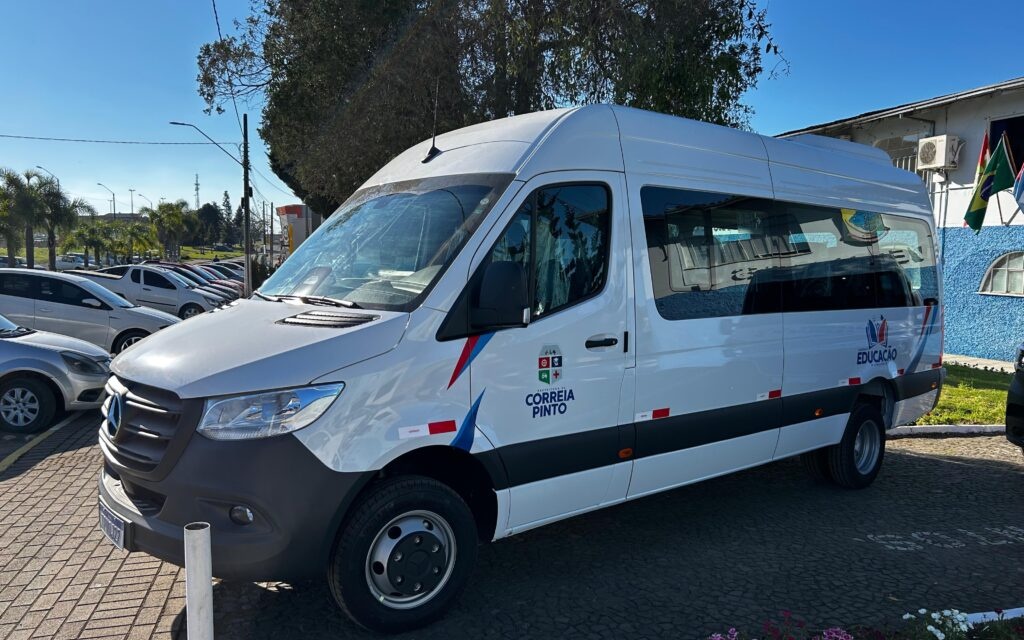Prefeitura de Correia Pinto adquire nova van escolar e anuncia reforço na frota de máquinas pesadas