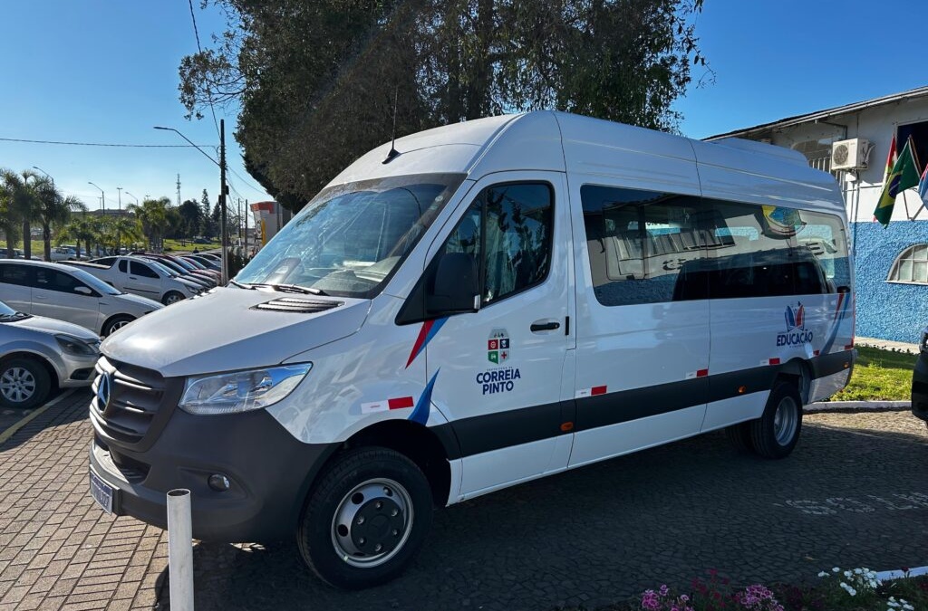 Prefeitura de Correia Pinto adquire nova van escolar e anuncia reforço na frota de máquinas pesadas