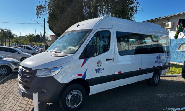 Prefeitura de Correia Pinto adquire nova van escolar e anuncia reforço na frota de máquinas pesadas