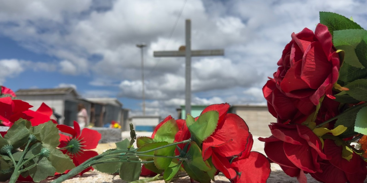 Dia de Finados tem grande movimento nos cemitérios de Lages