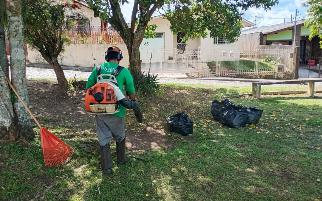 Bairro Petrópolis recebe ação especial de limpeza e manutenção em suas praças