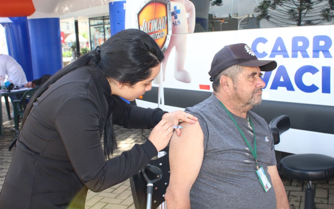 Carro da Vacina reforça ações de prevenção no início de dezembro em diferentes pontos da cidade