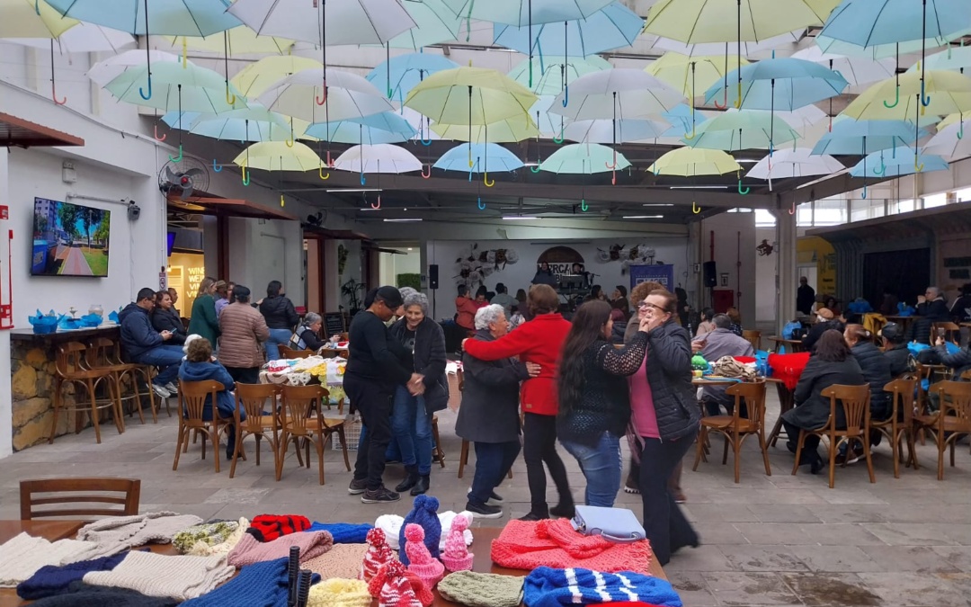 Grupos de artesãs do programa Recriando Arte se reúnem para confraternização