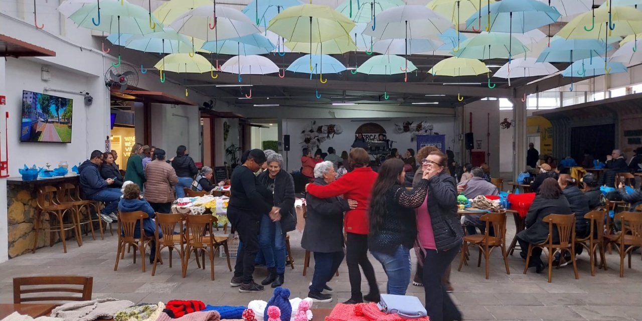 Grupos de artesãs do programa Recriando Arte se reúnem para confraternização