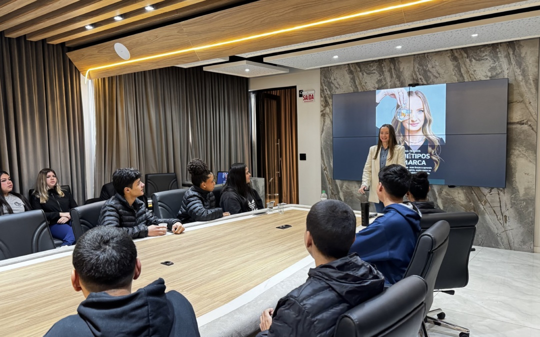 Alunos do curso técnico em marketing digital da EEB Ilsa Amaral conhecem bastidores da ACIL e participam de palestras sobre marketing e branding