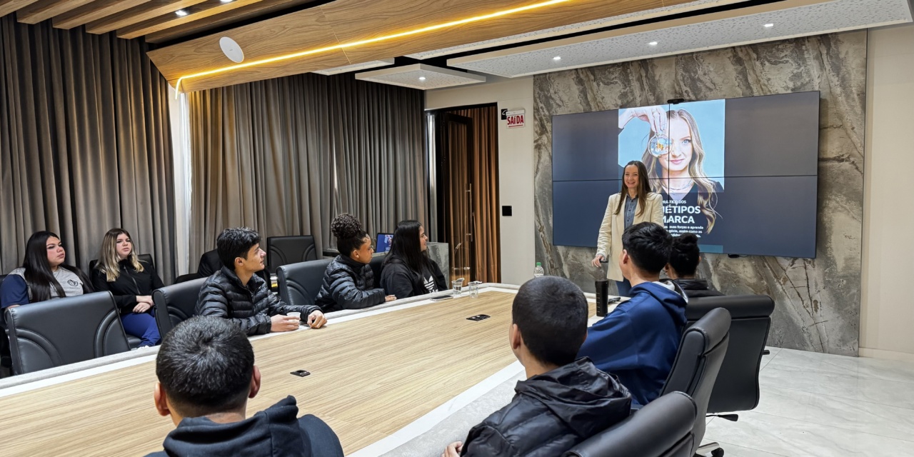 Alunos do curso técnico em marketing digital da EEB Ilsa Amaral conhecem bastidores da ACIL e participam de palestras sobre marketing e branding