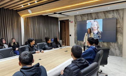 Alunos do curso técnico em marketing digital da EEB Ilsa Amaral conhecem bastidores da ACIL e participam de palestras sobre marketing e branding
