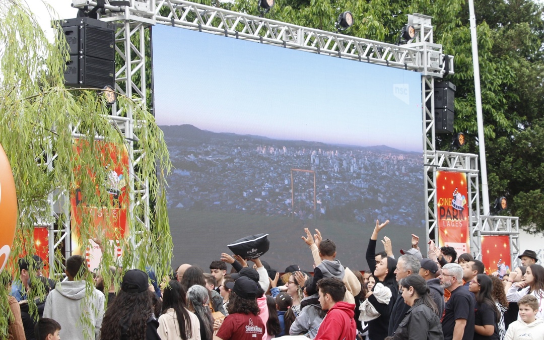 Cinema ao ar livre no Tanque reúne famílias nas celebrações dos 259 anos de Lages