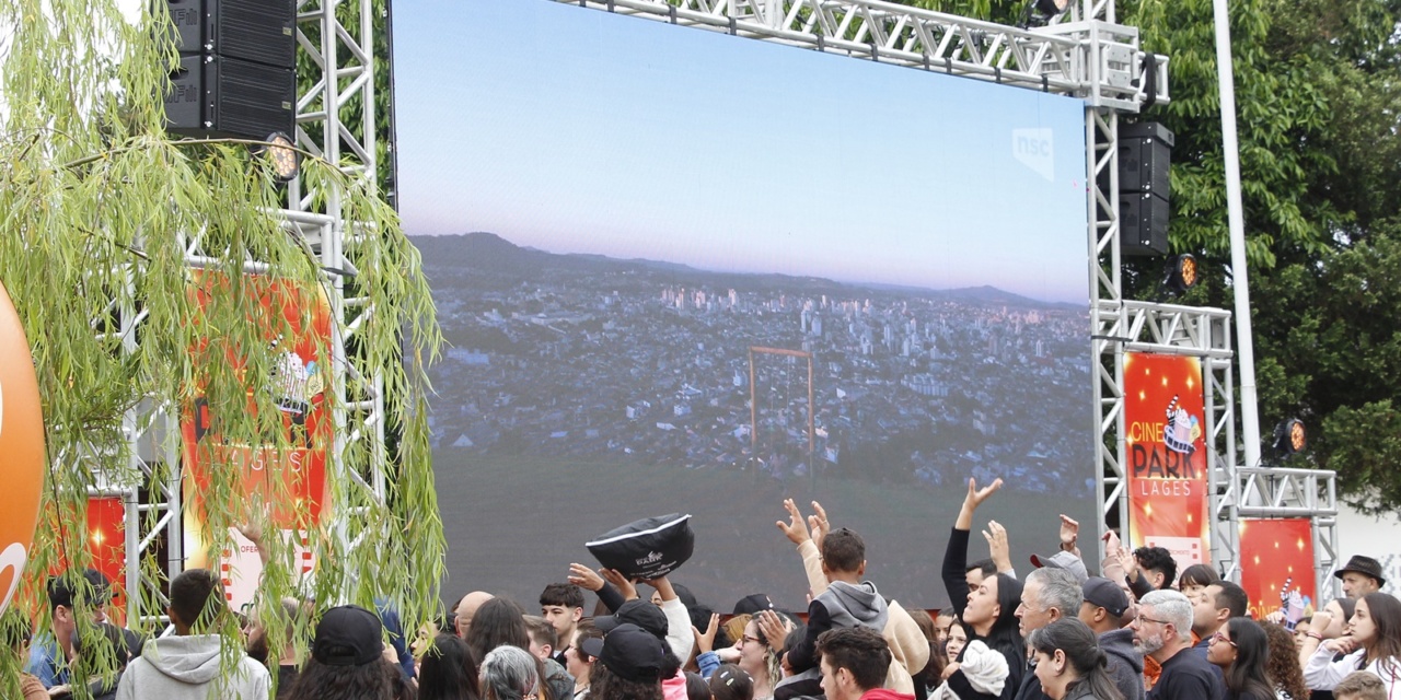 Cinema ao ar livre no Tanque reúne famílias nas celebrações dos 259 anos de Lages