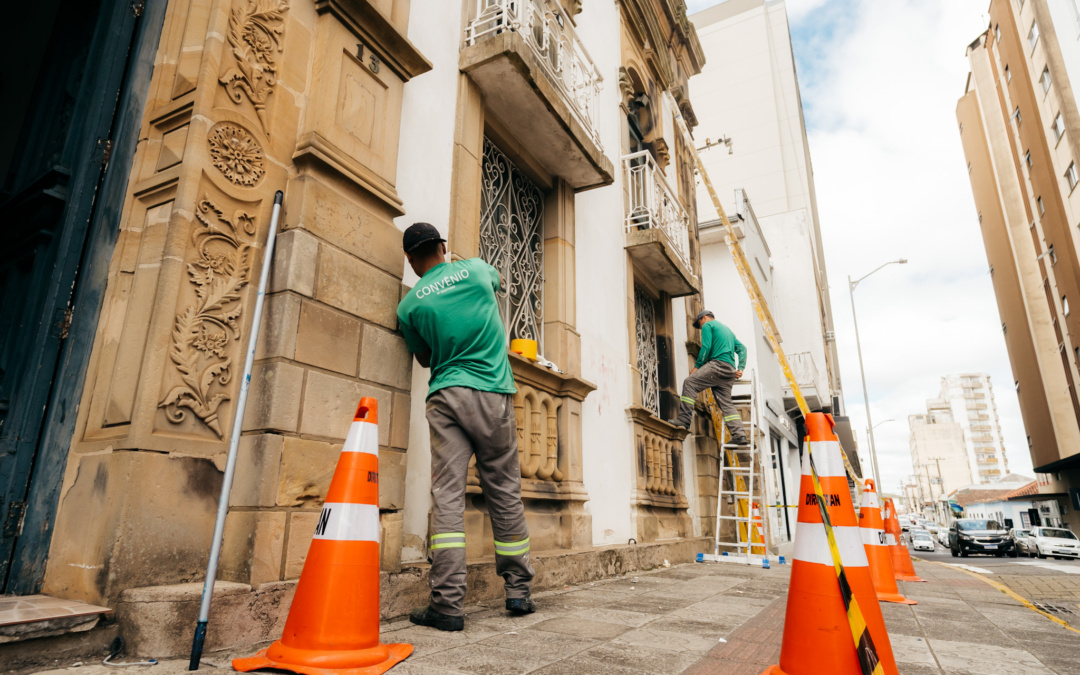 Município executa pintura de reparo em pontos específicos do prédio da Prefeitura de Lages, tombado como patrimônio histórico e símbolo da gestão pública da cidade