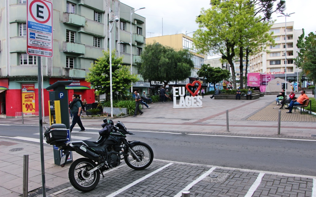 Novas vagas para motocicletas organizam o trânsito e dão mais segurança na área central de Lages