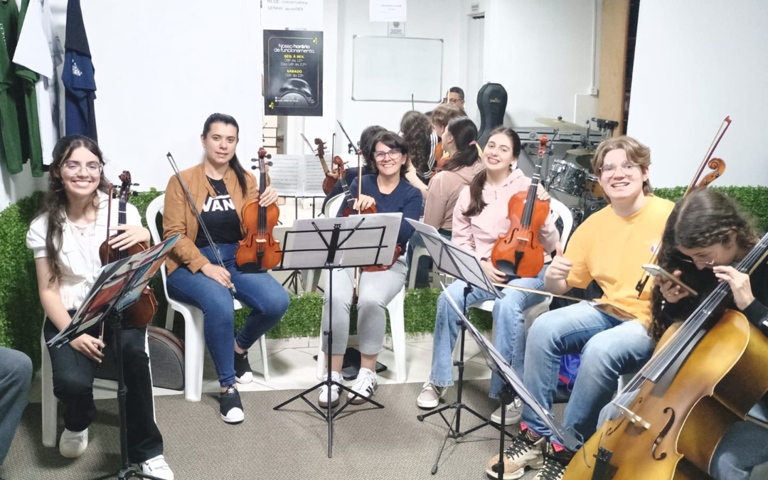 Orquestra Sinfônica de Lages realiza devolutiva anual com mais de 100 alunos no Teatro Marajoara