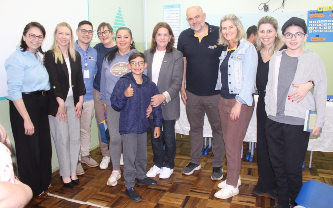 Prefeitura de Lages firma parceria com o Rotary Club Alvorada em entrega de óculos para estudantes
