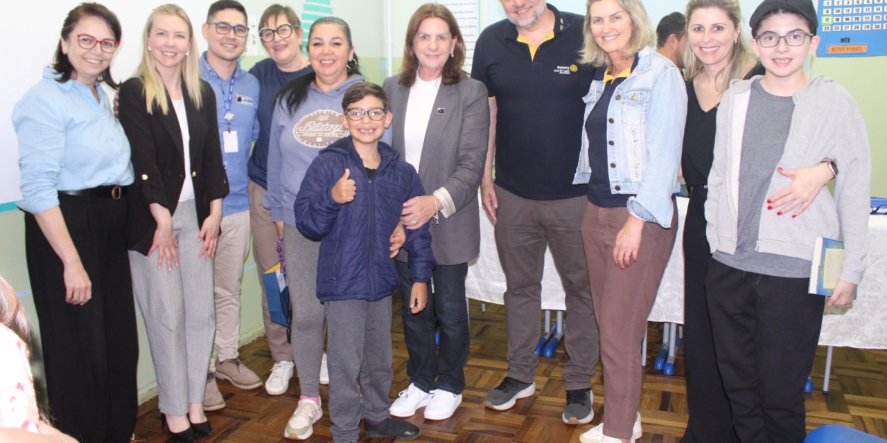 Prefeitura de Lages firma parceria com o Rotary Club Alvorada em entrega de óculos para estudantes