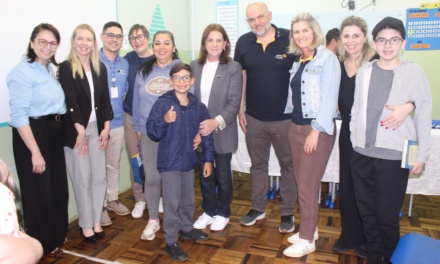 Prefeitura de Lages firma parceria com o Rotary Club Alvorada em entrega de óculos para estudantes