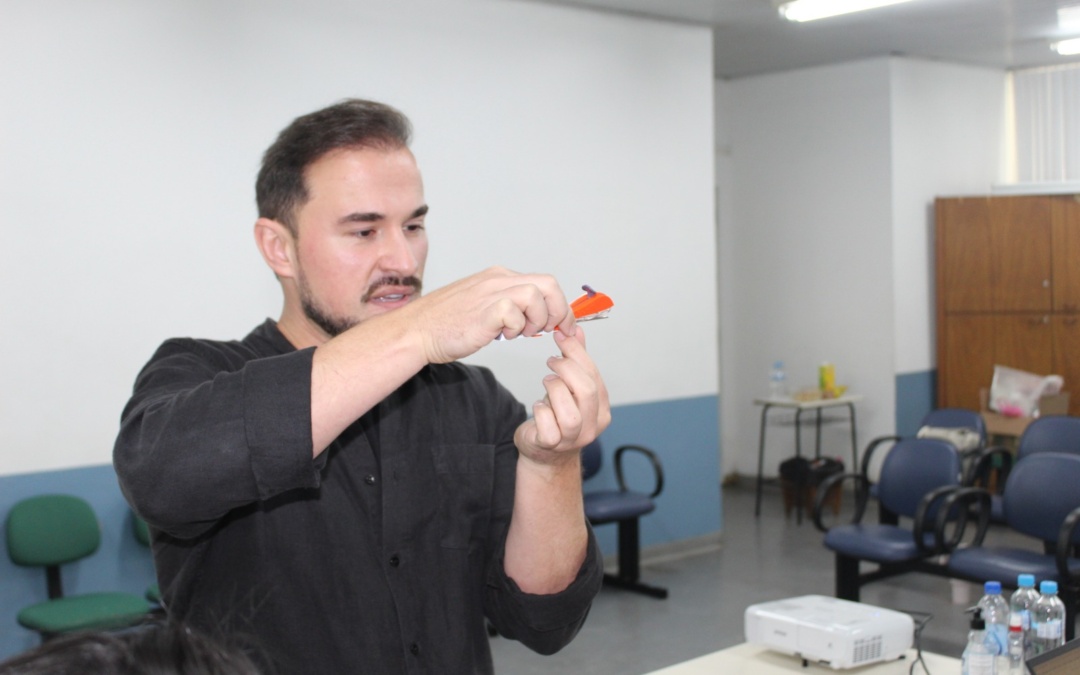 Profissionais da Secretaria da Saúde passam por capacitação para implante contraceptivo: novidade será oferecida no SUS