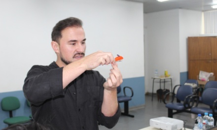 Profissionais da Secretaria da Saúde passam por capacitação para implante contraceptivo: novidade será oferecida no SUS