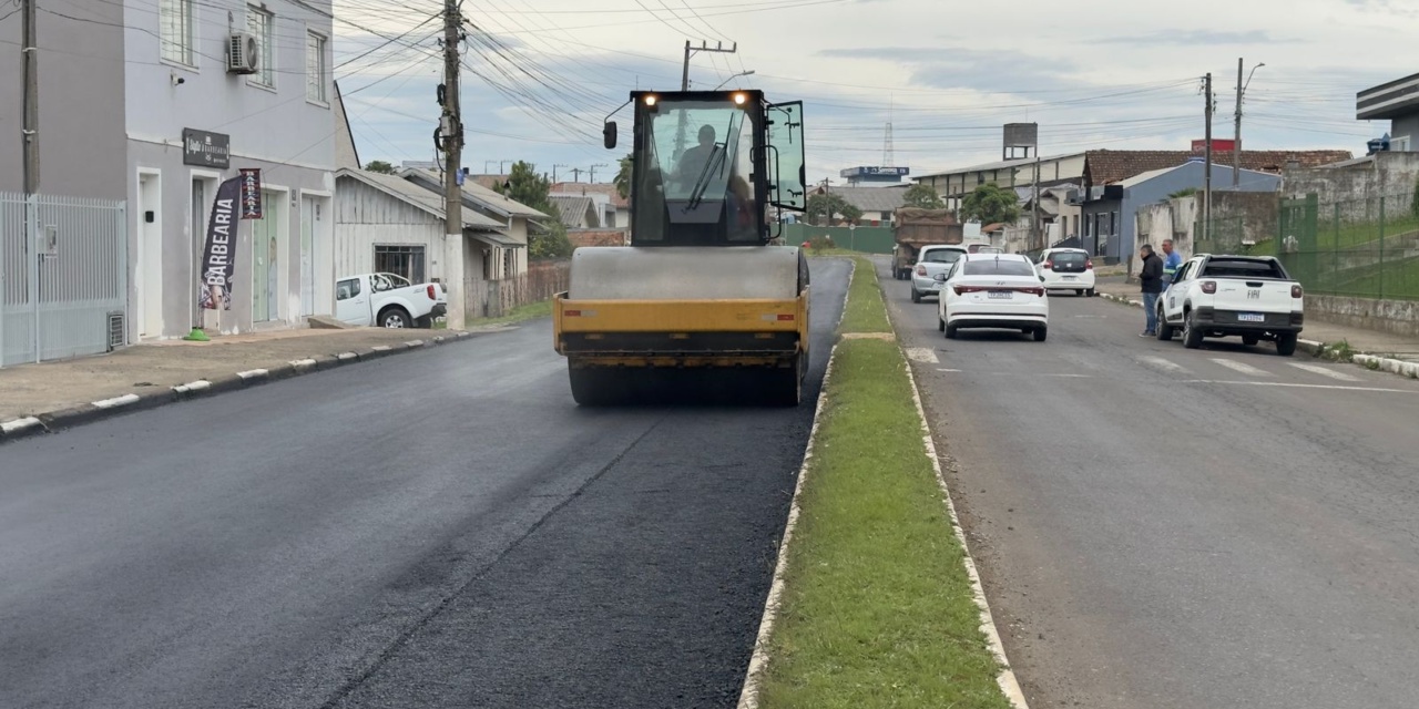 Recapeamento da Avenida 1º de Maio avança com 600 toneladas de massa asfáltica