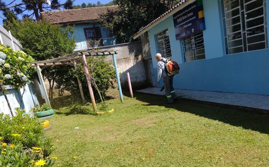 Roçada e limpeza intensificam cuidados em unidades de ensino e no Bairro Petrópolis