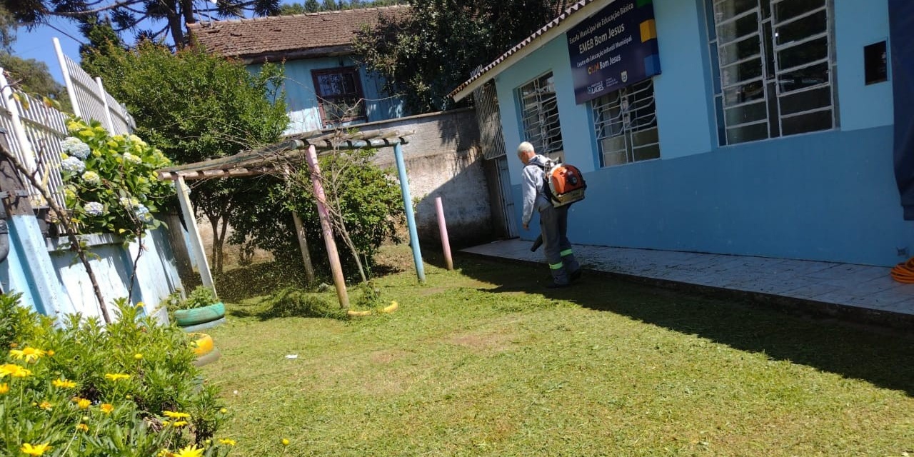 Roçada e limpeza intensificam cuidados em unidades de ensino e no Bairro Petrópolis