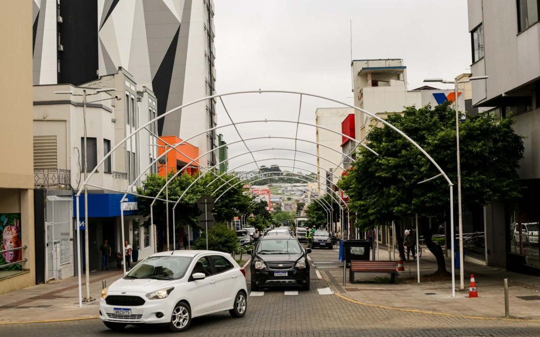 Túnel Encantado: Espírito natalino começa a iluminar Natal FelizCidade de Lages