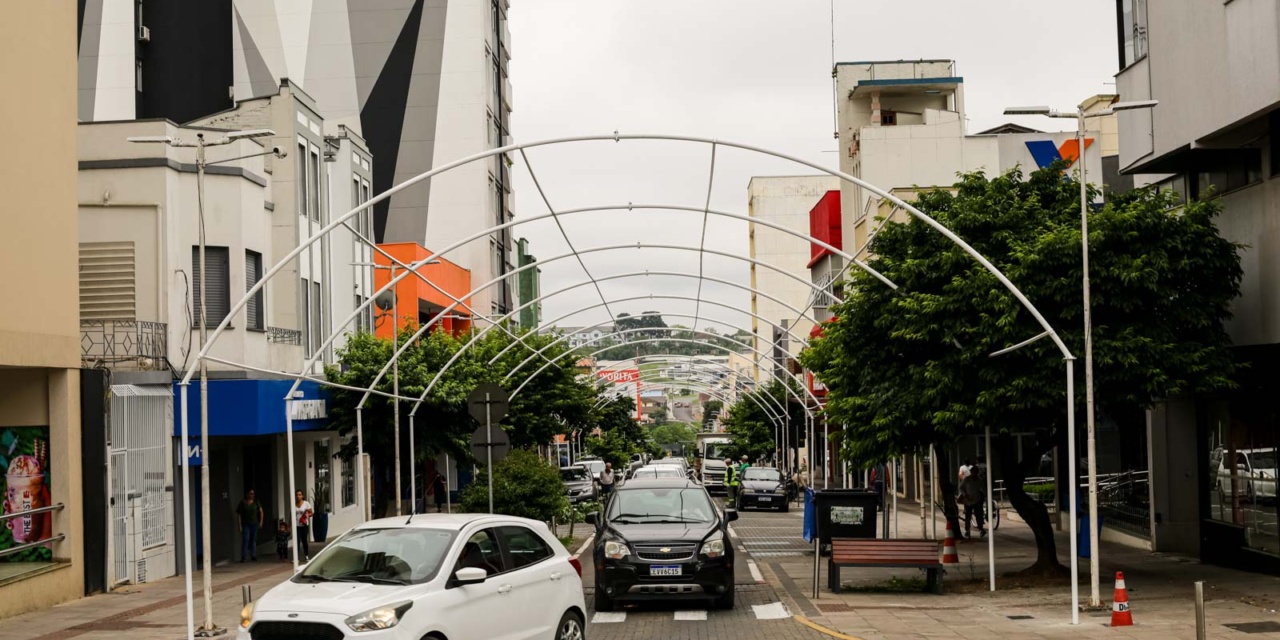 Túnel Encantado: Espírito natalino começa a iluminar Natal FelizCidade de Lages