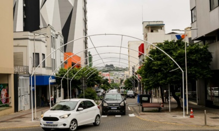 Túnel Encantado: Espírito natalino começa a iluminar Natal FelizCidade de Lages