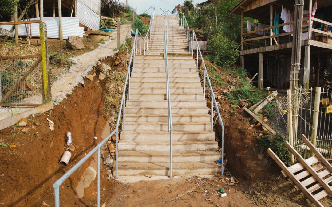 DEPUTADO LUCAS NEVES COMEMORA 80% DE CONCLUSÃO DA ESCADARIA DO BELA VISTA/PRÓ-MORAR EM LAGES