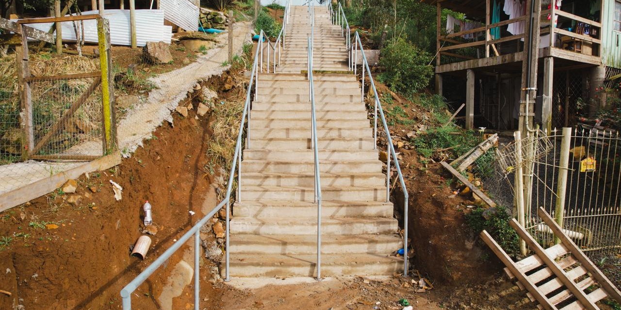 DEPUTADO LUCAS NEVES COMEMORA 80% DE CONCLUSÃO DA ESCADARIA DO BELA VISTA/PRÓ-MORAR EM LAGES