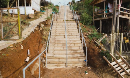 DEPUTADO LUCAS NEVES COMEMORA 80% DE CONCLUSÃO DA ESCADARIA DO BELA VISTA/PRÓ-MORAR EM LAGES
