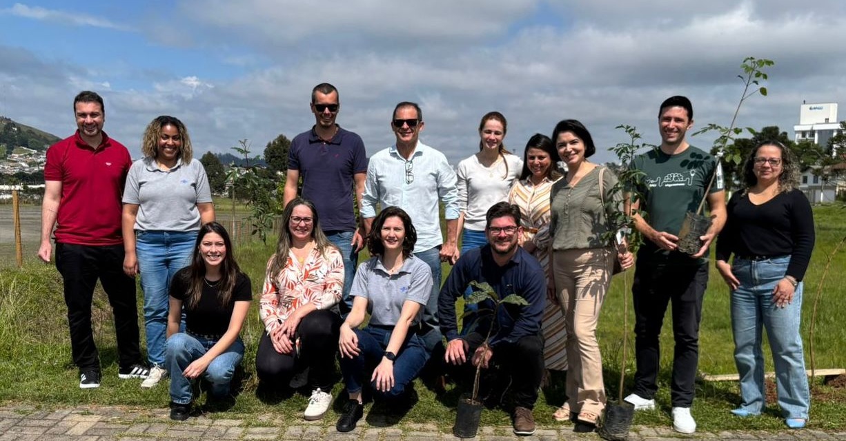 Praça Demolay em Lages ganha novas árvores em ação sustentável do Sebrae/SC e Secretaria do Meio Ambiente