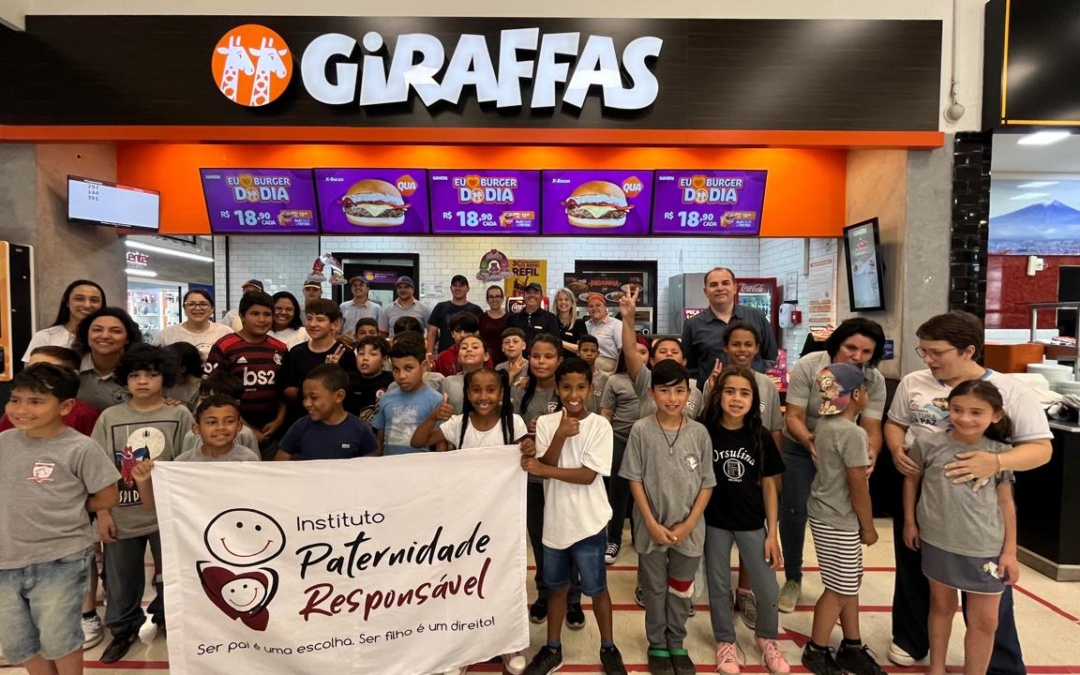 Giraffas Angeloni revive “A Vila do Chaves” e encanta crianças da Escola Egídio Baraúna em Lages