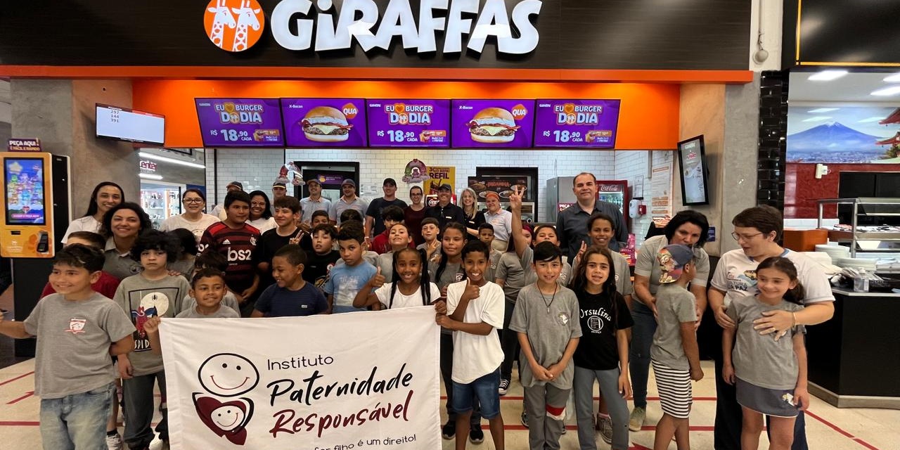 Giraffas Angeloni revive “A Vila do Chaves” e encanta crianças da Escola Egídio Baraúna em Lages