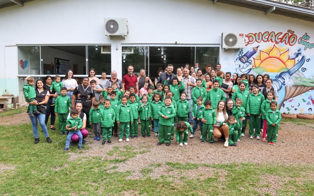 LUCAS NEVES ENTREGA NOVOS UNIFORMES ESCOLARES EM ANITA GARIBALDI
